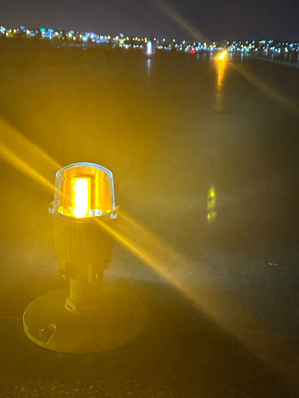 Gece yanan yükseltilmiş ışık